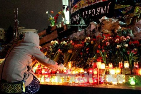 Thắp nến và đặt hoa trên Quảng trường Độc lập ở Kiev, tưởng niệm các nạn nhân thiệt mạng trong các cuộc biểu tình. (Ảnh: Kyodo/TTXVN)