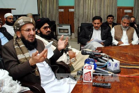 Thành viên đàm phán của Taliban (trái) trong cuộc họp báo tại Peshawar, miền tây bắc Pakistan ngày 19/2. (Ảnh: THX/TTXVN)