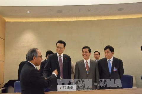 Đoàn Việt Nam gặp gỡ các đại biểu tham dự phiên họp lần thứ 18 về UPR tại Hội đồng Nhân quyền Liên hợp quốc. (Ảnh: Tố Uyên/TTXVN)