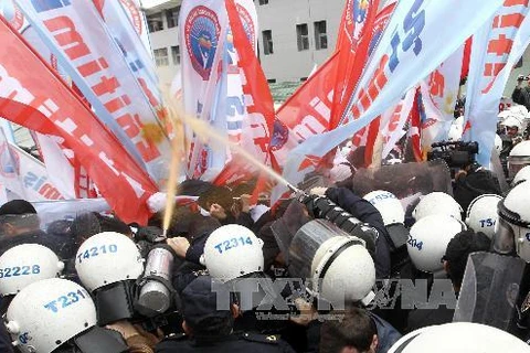 Cảnh sát dùng hơi cay giải tán người biểu tình tại thủ đô Ankara ngày 26/2. (Ảnh: AFP/TTXVN)
