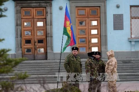 Quang cảnh bên ngoài tòa nhà chính quyền thành phố Sevastopol, thủ phủ Crimea ngày 11/3. (Ảnh: AFP/TTXVN)