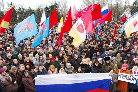 Người dân Ukraine tuần hành bày tỏ sự ủng hộ Nga tại thành phố Odessa ngày 9/3. (Ảnh: AFP/TTXVN)