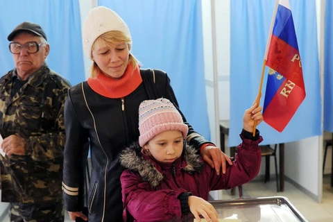 Người dân bỏ phiếu tại địa điểm ở Simferopol ngày 16/3. (Ảnh: AFP/TTXVN)