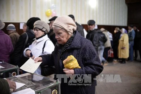 Người dân bỏ phiếu tại địa điểm ở Bakhchysarai, miền nam Crimea ngày 16/3. (Ảnh: AFP/TTXVN)