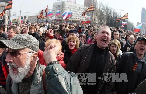 Người ủng dân hộ Nga tuần hành tại trung tâm thành phố Donetsk, phía đông Ukraine, ngày 15/3. (Ảnh: AFP/TTXVN)