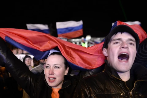 Những người ủng hộ việc Crimea sáp nhập vào Nga mừng chiến thắng tại Sevastopol sau khi có kết quả sơ bộ cuộc trưng cầu dân ý. (Ảnh: AFP/TTXVN)