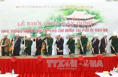 Phó Thủ tướng và các đại biểu thực hiện nghi lễ động thổ xây dựng Nhà tưởng niệm. (Ảnh: Doãn Tấn/TTXVN)