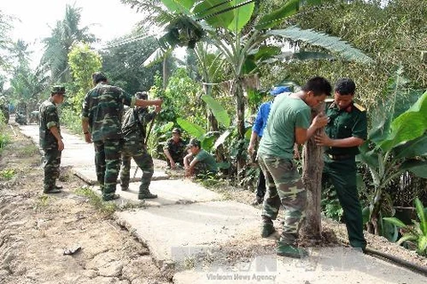 Nâng cấp, sửa chữa đường giao thông. (Ảnh: Phạm Minh Tuấn/TTXVN)