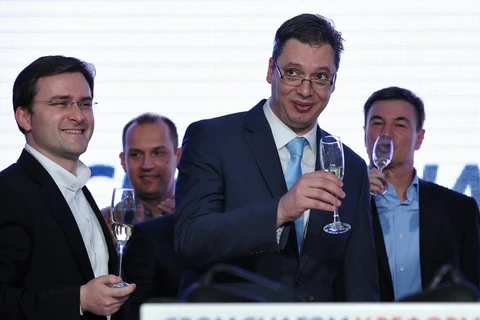 Phó Thủ tướng Serbia Aleksandar Vucic (giữa) trong cuộc họp báo tại trụ sở Đảng SNS ở thủ đô Belgrade ngày 16/3. (Ảnh: AFP/TTXVN)