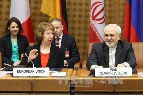 Cao ủy phụ trách chính sách đối ngoại và an ninh Liên minh châu Âu (EU) Catherine Ashton (thứ hai, trái) và Ngoại trưởng Iran Javad Mohammad Zarif (phải) tại cuộc đàm phán ở Vienna ngày 20/2. (Ảnh: AFP/TTXVN)