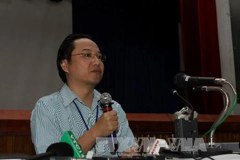 Bác sỹ Nguyễn Văn Trương trao đổi với báo chí về vụ trẻ sơ sinh bị bắt cóc. (Ảnh: Phương Vy/TTXVN)