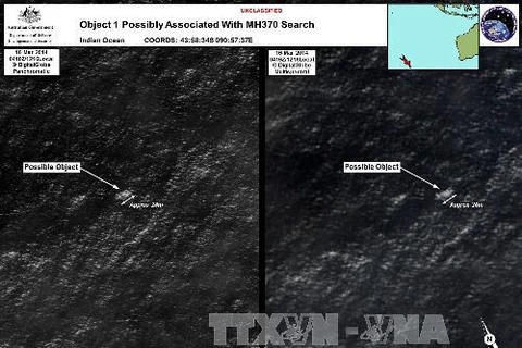Ảnh chụp qua vệ tinh hai vật thể nghi là mảnh vỡ từ chiếc máy bay mất tích. (Ảnh: AFP/TTXVN)