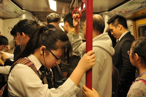 Phần lớn hành khác đi tàu điện ngầm ở Hong Kong đều phải đứng. (Ảnh: Tiến Trung/Vietnam+)