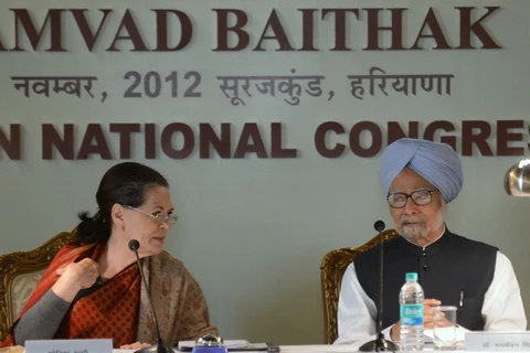 Chủ tịch Đảng Quốc đại Sonia Gandhi (trái) và Thủ tướng Ấn Độ Manmohan Singh. (Ảnh: AFP/TTXVN)