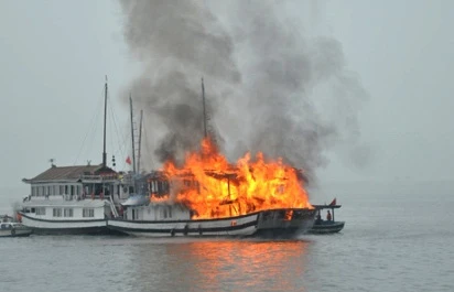Quảng Ninh: Tàu du lịch bất ngờ bốc cháy trên vịnh Hạ Long