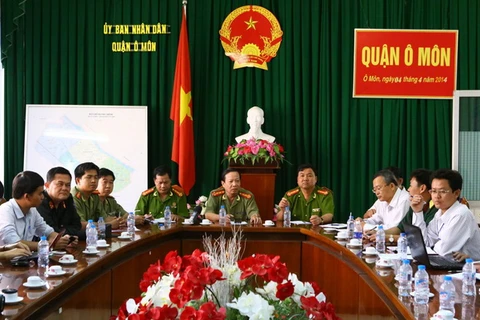 Giám đốc Công an thành phố Cần Thơ Nguyễn Minh Kha (người ngồi giữa) phát biểu tại buổi họp báo. (Ảnh: Duy Khương/TTXVN)