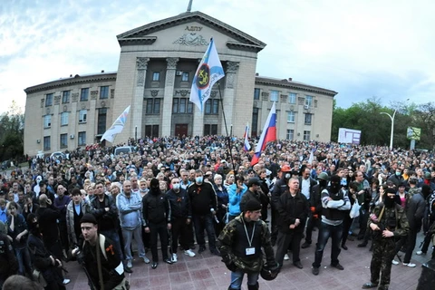 Những người biểu tình gác bên ngoài sau khi chiếm giữ tòa nhà chính quyền thành phố Lugansk, Ukraine ngày 29/4. (Ảnh: AFP/TTXVN)