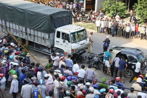 Quảng Trị: Xe ôtô bảy chỗ đâm trực diện xe tải, 4 người chết