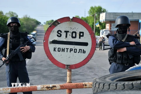 Ukraine thúc cư dân Donetsk, Lugansk ủng hộ chống khủng bố