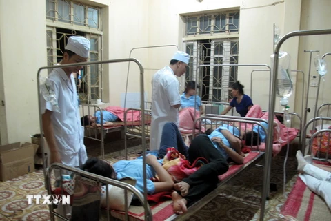 Hơn 70 công nhân ở Ninh Bình nhập viện vì món thịt gà rang