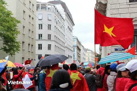 Người Việt tại Áo tuần hành rầm rộ phản đối Trung Quốc