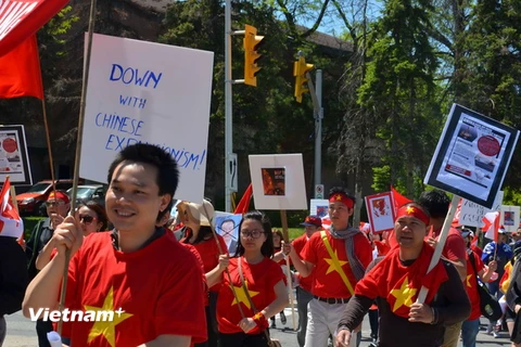 Người Việt tại Canada tiếp tục tuần hành phản đối Trung Quốc
