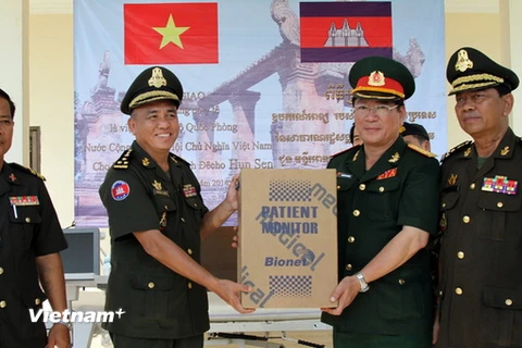 Bộ Quốc phòng Việt Nam hỗ trợ thiết bị cho quân y Campuchia