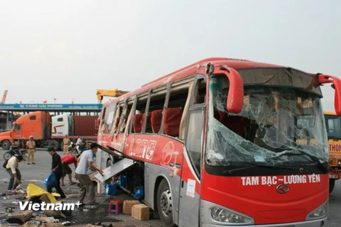 Hải Phòng: Xe container húc ngang xe khách, 40 người bị thương