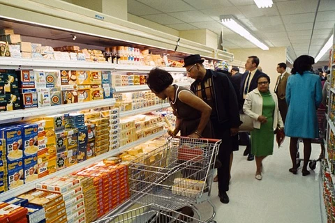 Người dân Mỹ mua sắm tại siêu thị. (Nguồn: dailymail.co.uk)