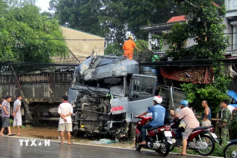 Xe ôtô đầu kéo đâm liên tiếp vào hai nhà dân. (Ảnh: Nguyễn Văn Tý/TTXVN)