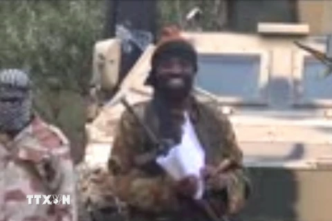 Thủ lĩnh Phong trào Hồi giáo Boko Haram Abubakar Shekau đọc một thông báo ngày 5/5. (Ảnh: AFP/TTXVN)