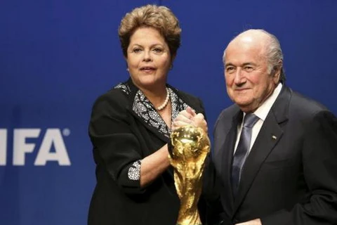 Tổng thống Brazil Dilma Rousseff vẫn trao cúp vàng ở Maracana