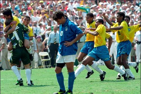 Roberto Baggio (Italy) sau khi đá hỏng quả penalty trong trận chung kết World Cup 1994 với Brazil. (Nguồn: Reuters)