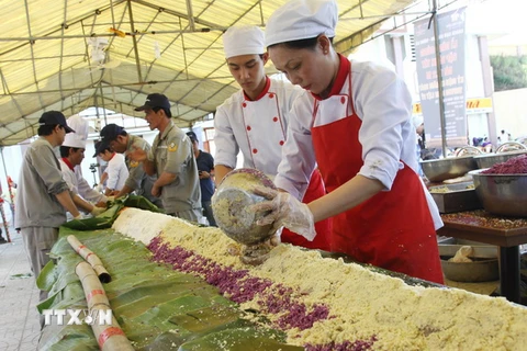 Dâng cúng cặp bánh tét dài hơn 16m tại Thành cổ Quảng Trị