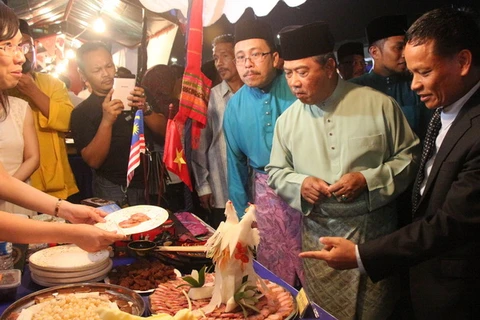 Phó Thủ tướng Malaysia ấn tượng với ẩm thực Việt Nam