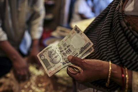 Đồng rupee Ấn Độ mất giá do ảnh hưởng địa-chính trị toàn cầu 