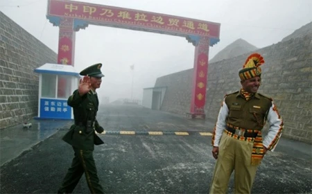 Binh sỹ Trung Quốc và Ấn Độ tại một cửa khẩu biên giới. (Nguồn: chinadailymail.com)