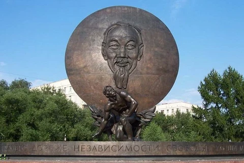 Dâng hoa tưởng niệm Chủ tịch Hồ Chí Minh và kỷ niệm 2/9 tại Nga