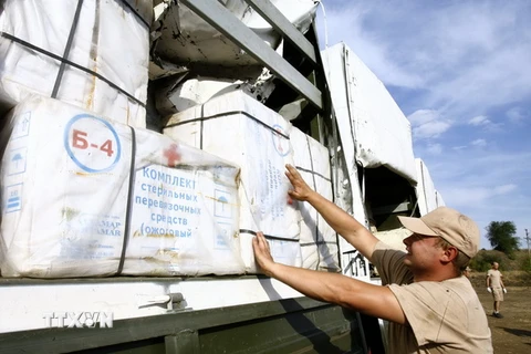 Đoàn xe viện trợ thứ 2 của Nga đi qua biên giới vào Ukraine