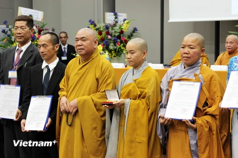 Trao quyết định thành lập Hội Phật tử Việt Nam tại Nhật Bản