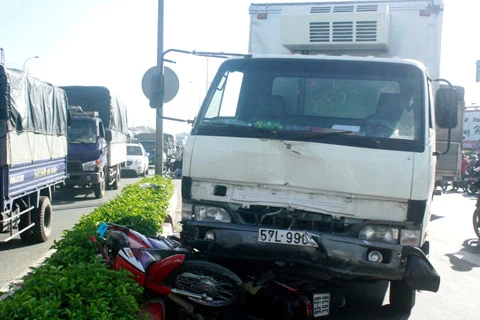 Đi xe máy chở ba đâm trực diện xe tải, hai học sinh tử vong