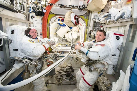 Hai nhà du hành Mỹ ra ngoài không gian để sửa chữa ISS