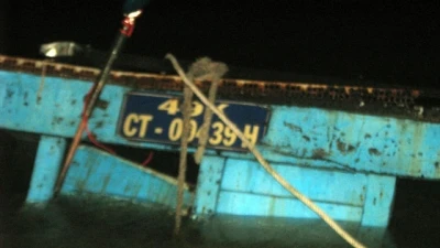 Trục vớt hàng hóa trong vụ nổ gây chìm tàu trên sông Cần Thơ