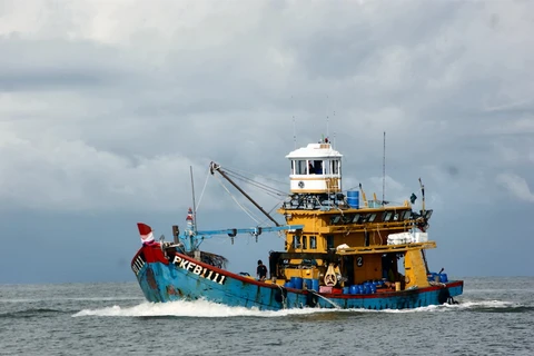 Ngư dân Việt Nam cứu 11 người Indonesia gặp nạn trên biển
