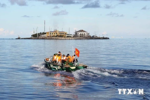 Trung Quốc dùng một loạt ụ nổi lấn biển trái phép ở Biển Đông