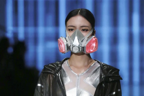 Người mẫu Trung Quốc đeo mặt nạ lên sàn diễn phản đối ô nhiễm