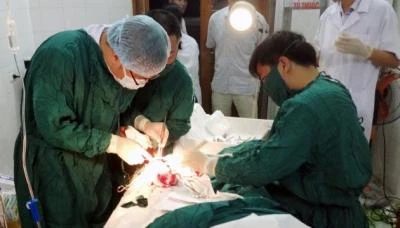Các bác sỹ Bệnh viện đa khoa huyện đảo Bạch Long Vĩ trong một ca phẫu thuật. Ảnh minh họa. (Nguồn: cdythaiphong.edu.vn)