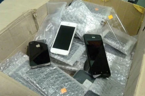 Hà Nội bắt hai vụ vận chuyển hơn 400 chiếc điện thoại lậu