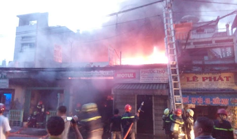 Nổ gây cháy lớn ở TP. HCM, hàng trăm người dân tháo chạy