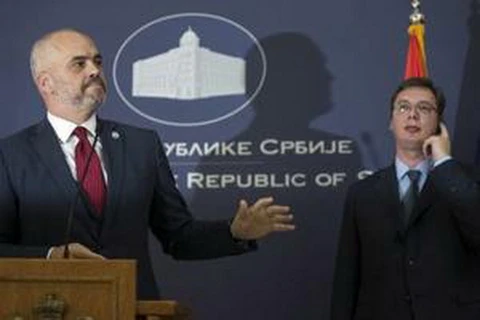 Thủ tướng Albania Edi Rama (trái) và người đồng cấp Aleksandar Vucic. (Nguồn: Reuters)